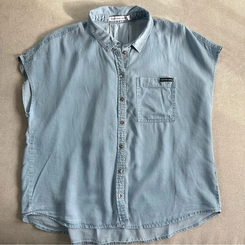 Calvin Klein Cap Sleeve Button Down. Size Large. - Picture 3 of 7